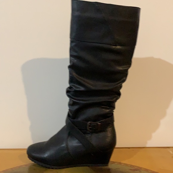 Black Boots - Picture 5 of 9
